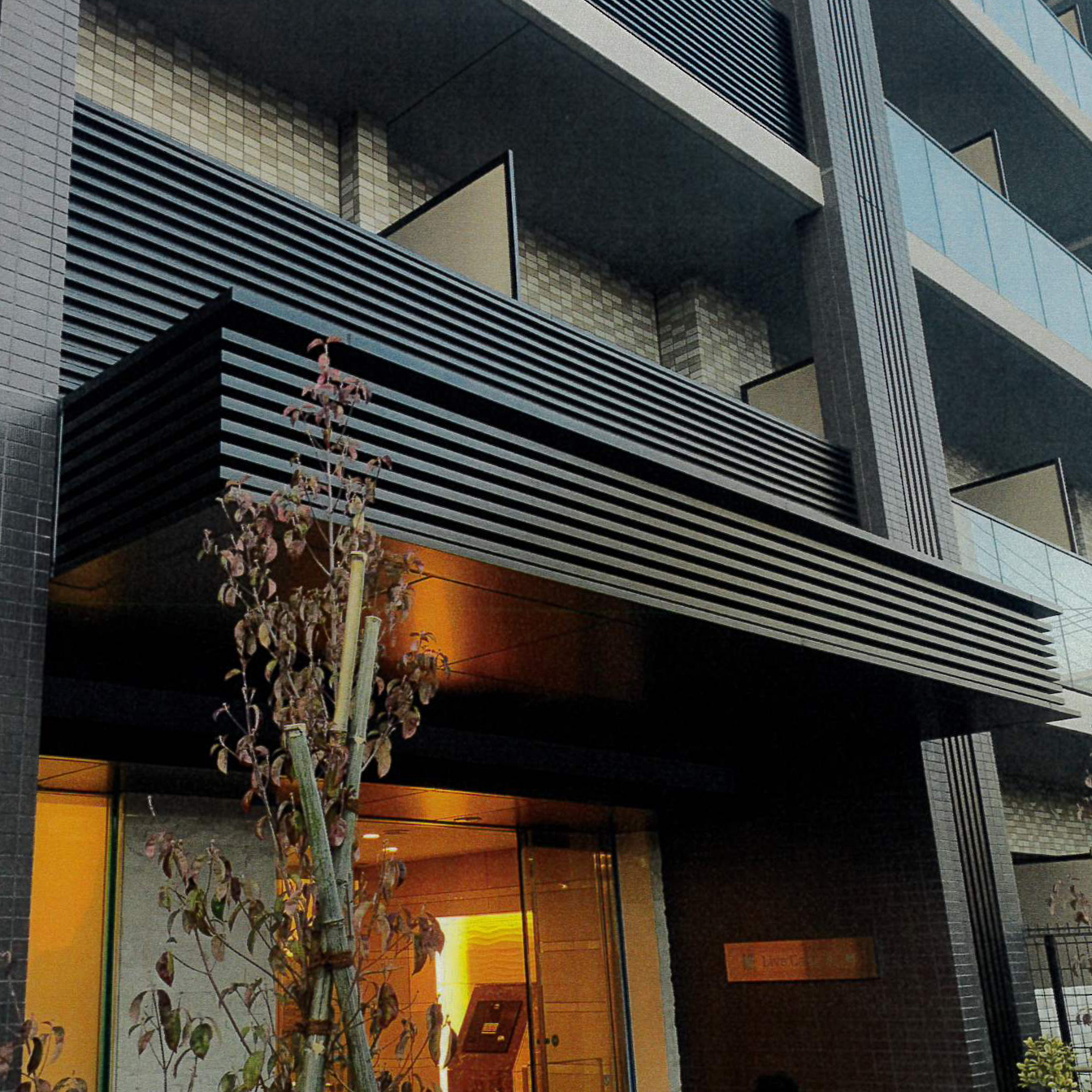 施工実績5:アルミ幕板ルーバー